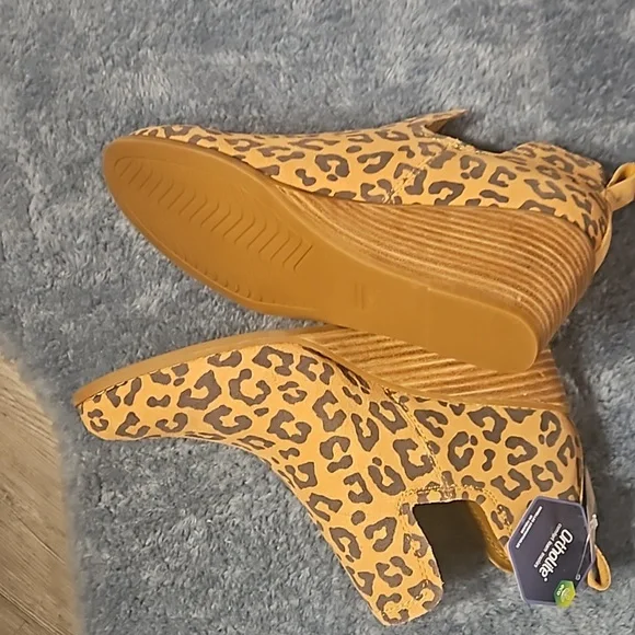 Brand new Tom's leopard booties - Picture 3 of 4